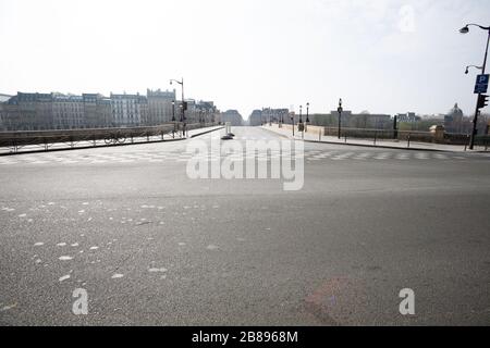 Paris, Frankreich. März 2020. Eine leere Pont Neuf in Paris, Frankreich, wird am Nachmittag des 20. März 2020 gesehen. Paris ist seit Dienstag auf der Sperrstelle, um die Verbreitung des Coronavirus einzudämmen, wobei die Bürger gezwungen sind, eine Beschattung oder Schreibarbeit zur Erklärung ihrer Ursache für das sein außerhalb zur Verfügung zu stellen. (Foto von Daniel Brown/Sipa USA) Credit: SIPA USA/Alamy Live News Stockfoto