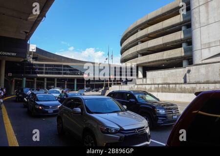 seattle, WA/USA-9/6/19: Der Ankunftsbereich, in dem die Menschen ihre Freunde und Familienmitglieder abholen, nachdem sie in Seattle Tacoma International Airpo angekommen sind Stockfoto