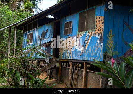 Exotische Gemälde an Indianerhäusern der Ticuna-Stammgemeinschaft, Mocagua, Amazonas-Regenwald, Kolumbien, Südamerika. Stockfoto