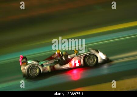 24-Stunden-Rennen von Le Mans 2009 - Audi R15 TDI in der Nacht gefahren von: Allan McNish (GB)/Tom Kristensen (DK)/Rinaldo Capello (I) Stockfoto