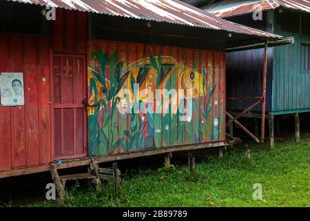 Exotische Gemälde an Indianerhäusern der Ticuna-Stammgemeinschaft, Mocagua, Amazonas-Regenwald, Kolumbien, Südamerika. Stockfoto