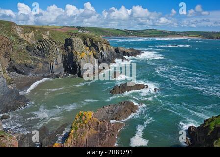 Eine malerische Aussicht von den Wanderwegen auf Burgh Island, mit Blick über das felsige Vorland und entlang der Küste von South Devon, England, Großbritannien Stockfoto