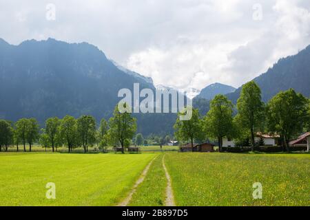 Landschaft Landstraßen Bergland und Waldlandschaft im Hintergrund. Stockfoto