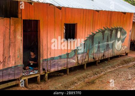 Exotische Gemälde an Indianerhäusern der Ticuna-Stammgemeinschaft, Mocagua, Amazonas-Regenwald, Kolumbien, Südamerika. Stockfoto