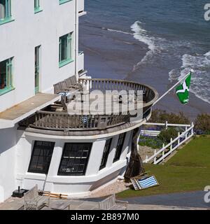 Das legendäre Art Deco Burgh Island Hotel aus den 1930er Jahren, wie es vom Hotelgelände auf Burgh Island an der Süddevon Küste, England, Großbritannien, zu sehen ist Stockfoto