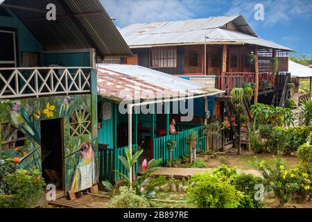 Indisch bemaltes Haus in Puerto Nariña Dorf Amazon, Kolumbien, Südamerika. Stockfoto