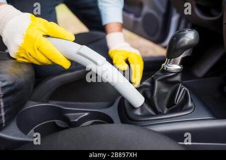 Detaillierung und Reinigung des Fahrzeugs mit Staubsauger. Autopflegekonzept. Stockfoto