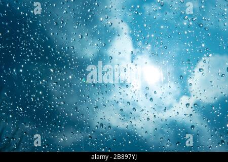 Schöner Himmel und Wolken, Regen, nasses Glas, Wassertropfen auf dem Glas, Wassertropfen auf dem Fenster, Tropfen Stockfoto