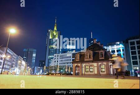 20. März 2020, Hessen, Frankfurt am Main: Wenige Passanten sind am Abend in der Frankfurter Hauptwache unterwegs, wo sich sonst die Menschen ins Nachtleben stürzen. Foto: Arne Dedert / dpa Stockfoto