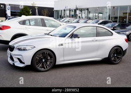 Bordeaux, Aquitanien/Frankreich - 01 15 2020: BMW M2 Coupe Wettbewerb auf dem Parkplatz des Autohauses Sport Fahrzeug Motorsport Stockfoto