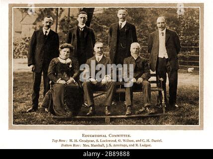 Huddersfield Industrial Society - ein frühes Porträtfoto des Bildungskomitees mit Namen - Goodyear, Lockwood, Wilson, Daniel, Mrs Marshall, Armitage, Ledger. Stockfoto