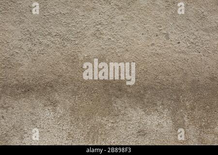 Eine alte Betonwand mit Rissen und Kratzern, die als Texturhintergrund verwendet werden kann Stockfoto