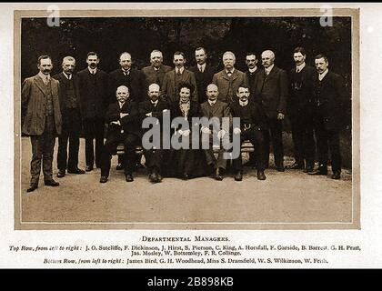 Huddersfield Industrial Society. Ein frühes historisches Foto von Abteilungsleitern. Sutcliffe, Dickinson, Hirst, Pierson, King, Horsfall, Garside, Barrett, Pratt, James Mosley, Bottomley, Collingee. Stockfoto