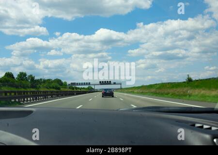 Fahren auf einer Autobahn, Bild aus dem Auto, Blick auf den vorausfahrenden Verkehr vor der Tür Stockfoto