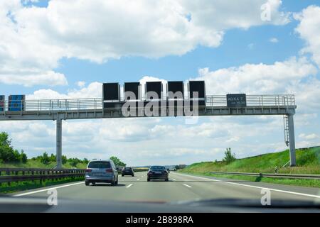 Fahren auf einer Autobahn, Bild aus dem Auto, Blick auf den vorausfahrenden Verkehr vor der Tür Stockfoto