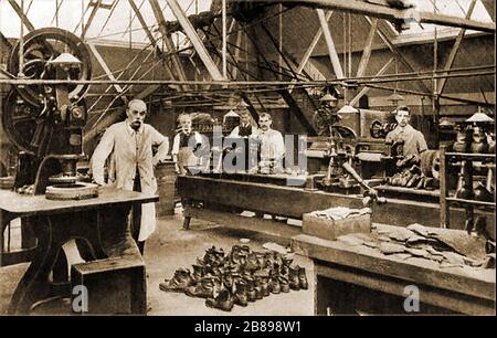 Huddersfield Industrial Society 1800 - EIN Foto der Reparatur von Schuh und Stiefel an der Buxton Road, Huddersfield Stockfoto