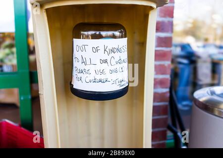 Reston, USA - 18. März 2020: Trader Joe's Danke sign fordert Kunden auf, nur ein Desinfektionsmittel pro Kunde durch den Ladeneingang mit n zu verwenden Stockfoto