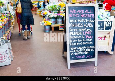 Reston, USA - 18. März 2020: Händler Joes Laden in Innenräumen sagt, dass er Kunden darum bitten soll, den Kauf auf zwei Artikel und die komplette Lebensmittel-Ca zu beschränken Stockfoto