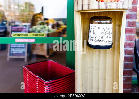 Reston, USA - 18. März 2020: Trader Joe's Danke sign fordert Kunden auf, nur ein Desinfektionsmittel pro Kunde durch den Ladeneingang mit n zu verwenden Stockfoto