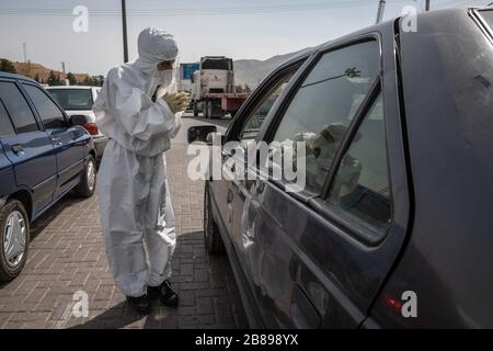 Polizei und Gesundheitsministerium kontrollieren den Eintritt in Shiraz-Stadt und verhindern, dass Nicht-Ureinwohner die Stadt betreten, um den Ausbruch von Coronavirus zu stoppen. Trotz der starken Betonung der Menschen, die zu Hause bleiben, um die Verbreitung von Coronavirus zu bekämpfen, reisen einige Menschen ohne Rücksicht auf Hinweise. Iran, Provinz Fars, Shiraz Stadteingang. März 2020. Stockfoto