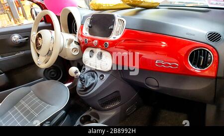 Bordeaux, Aquitanien / Frankreich - 10 17 2019 : Interieur des Fiat-Autos 500 C italienisches Retro-Oldtimer Stockfoto