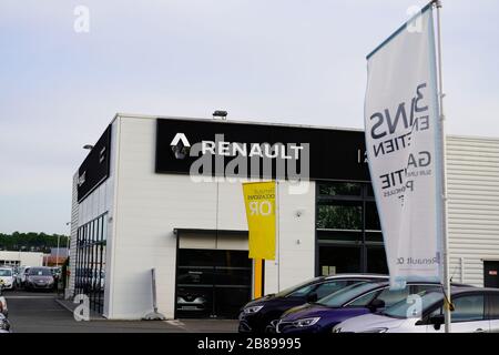 Bordeaux, Aquitanien / Frankreich - 10 14 2019 : Renault Händler Laden Autohaus Autofahne Logo in frankreich Stockfoto