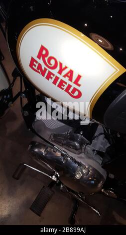 Bordeaux, Aquitanien / Frankreich - 12 19 2019: Logo Zeichen Emblem des Motorrads Royal Enfield bullet 500 Stockfoto