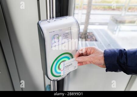 Bordeaux, Aquitanien/Frankreich - 03 07 2020: Kompostiervalidierungssystem für die Straßenbahn TBM Bordeaux Stockfoto