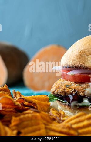 Veganer Kichererbsenburger mit Süßkartoffelchips. Stockfoto