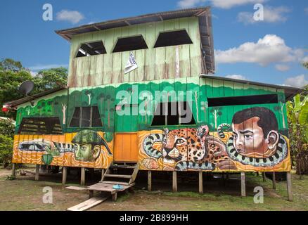 Fantastische Gemälde auf einem Haus in der indischen Gemeinde Cacao Island, Amazon Rain Forest. Peru, Südamerika. Stockfoto