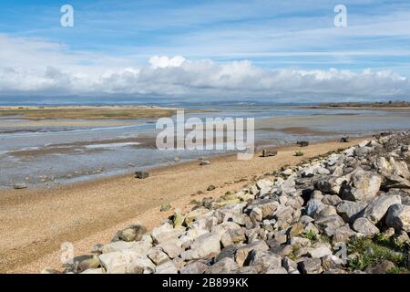 Strand und Küste in der Nähe von West Wittering mit Blick auf den Chichester Harbour nach East Head, West Sussex, Großbritannien Stockfoto