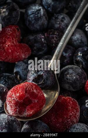 Gefrorene Himbeere auf Teelöffel Stockfoto
