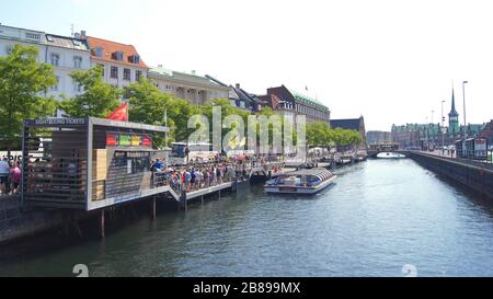 KOPENHAGEN, DÄNEMARK - 4. Jul. 2015: Versandkanal in Kopenhagen mit geparkten Yachten, Flussschiffen und Booten Stockfoto