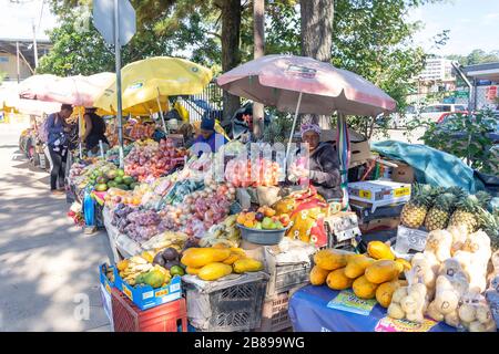 Obst- und Gemüsestände im Freien, Dr. Sishayi, Mbabane, Königreich Eswatini (Swasiland) Stockfoto