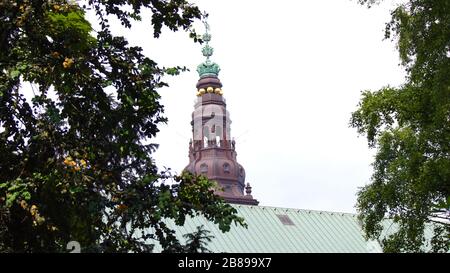 KOPENHAGEN, DÄNEMARK - 4. Jul. 2015: Königliche Bibliotheksgärten, Schloss Christiansborg in Kopenhagen, kleine Oase im Herzen der Stadt Stockfoto