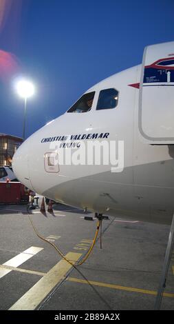 BERLIN, DEUTSCHLAND - Jul 03. 2015: Nahaufnahme der Piloten im Cockpit eines Airbus-Flugzeuges Stockfoto