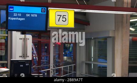 BERLIN, DEUTSCHLAND - Jul 03. 2015: Innenschuss des Flughafens Berlin-Tegel Otto Lilienthal am Tor Stockfoto