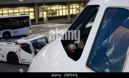 BERLIN, DEUTSCHLAND - Jul 03. 2015: Nahaufnahme der Piloten im Cockpit eines Airbus-Flugzeuges Stockfoto