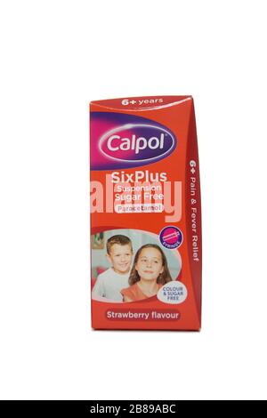 Calpol Sixplus Box auf isoliertem weißem Hintergrund Stockfoto