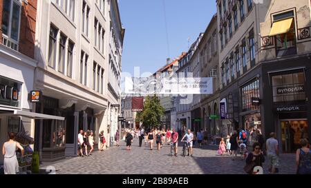 KOPENHAGEN, DÄNEMARK - 4. Jul. 2015: Architektur und Gebäude in der berühmten Einkaufsstraße Stroget in Kopenhagen mit dem typischen Stockfoto