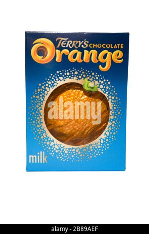 Terry's Chocolate Orange Box auf isoliertem weißem Hintergrund Stockfoto