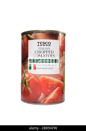 Tesco Italienisch gehackte Tomaten Zinn auf isoliertem weißem Hintergrund Stockfoto