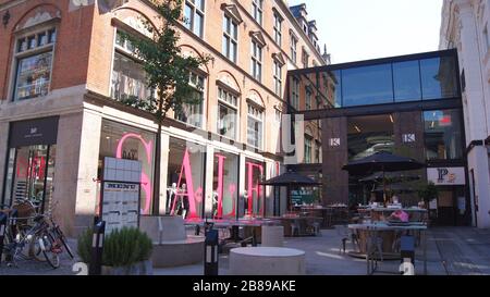 KOPENHAGEN, DÄNEMARK - 4. Jul. 2015: Architektur und Gebäude in der berühmten Einkaufsstraße Stroget in Kopenhagen mit dem typischen Stockfoto