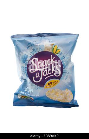 Walkers Salz und Essig Snack A Jacks auf isoliertem weißem Hintergrund Stockfoto