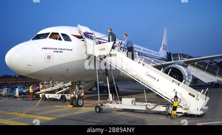 BERLIN, DEUTSCHLAND - 3. Jul. 2015: Passagierflugzeuge im Verkehrsbereich, bereit zum Einsteigen auf dem Vorfeld eines Flughafens Stockfoto