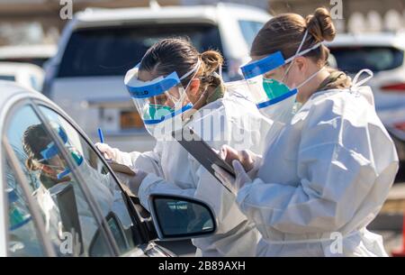 Mitglieder der New Yorker Nationalgarde sammeln Proben von Fahrern im Drive-Through COVID-19 Mobile Testing Center im Glenn Island Park am 14. März 2020 in New Rochelle, New York. Stockfoto