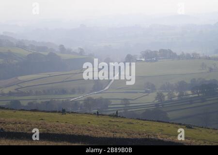 Englische Landschaft an einem sonnigen Tag im Herbst. Blick vom Gipfel der Malham Cove, Malham, North Yorkshire, England, Großbritannien Stockfoto