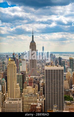 Luftaufnahme von Manhattan mit dem Empire State Building im Vordergrund und dem World Trade Center im Hintergrund Stockfoto