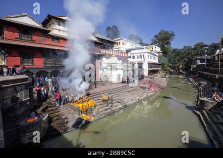 Riten der Kremation im Pashupatinath-Tempel von Kathmandu, Nepal Stockfoto