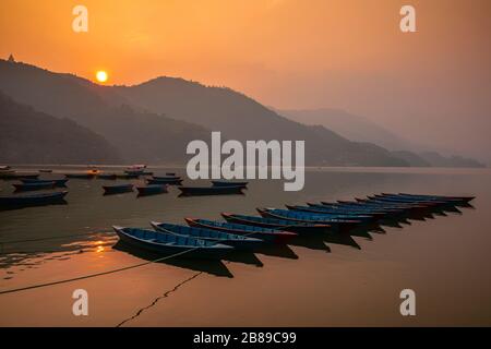 Fewa See bei Sonnenuntergang in Pokhara, Nepal Stockfoto